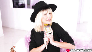 Jerking off while stepsis shows me her pussy