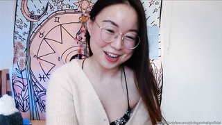 Yiming Curiosity 依鸣 - 2022 新年生活更新！应你们要求我说中文啦！- 中国留学生 美女网红主播