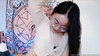 Yiming Curiosity 依鸣 - 2022 新年生活更新！应你们要求我说中文啦！- 中国留学生 美女网红主播
