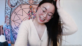 Yiming Curiosity 依鸣 - 2022 新年生活更新！应你们要求我说中文啦！- 中国留学生 美女网红主播