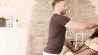 Donna arrapata incula il suo amico con un uber-sexy fucktoy e lo fa venire