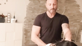 Donna arrapata incula il suo amico con un uber-sexy fucktoy e lo fa venire