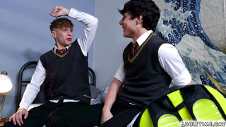 Two twinks enjoy fucking asses using dildo