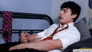 Two twinks enjoy fucking asses using dildo