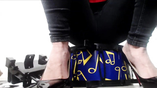 Queen Carmen plays drums (kick vid)