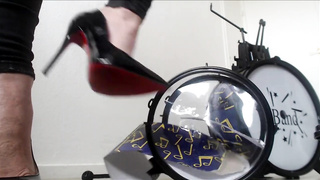 Queen Carmen plays drums (kick vid)