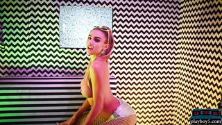 Californian blonde MILF beauty solo porn