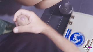 Quasi moglie fa sesso in bagno pubblico come un ex fidanzata