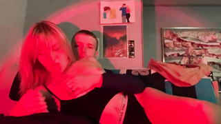 Je la baise et elle me suce en guise de remerciement