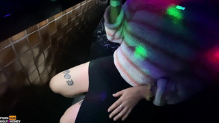 Fellatio fra en kæreste i en klub og kneppet i røvhuset