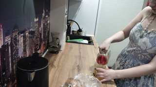 Выебал на кухонном столе