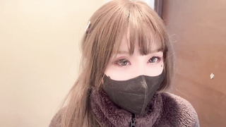 反差学妹半夜来到我家，在她臃肿的睡衣下穿着黑色的丝绸吊带