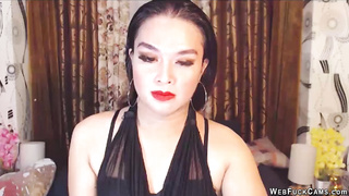 Brunette babe with make up webcam