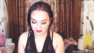 Brunette babe with make up webcam