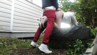 Присунул сучке под юбку за гаражами, ей понравилось