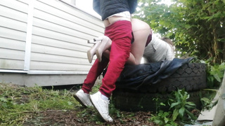 Присунул сучке под юбку за гаражами, ей понравилось