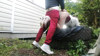 Присунул сучке под юбку за гаражами, ей понравилось