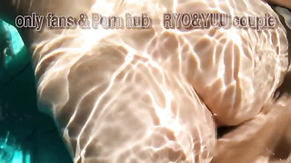 極上の痙攣まんこに無許可でぶち撒ける！豪華なヴィラに開放的になった女子大生とプールで生ハメSEX♡素人カップル/歳の差/顔出し/パイパン/中出し/変態/露出/水着/English subtitles