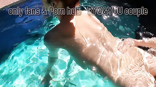 極上の痙攣まんこに無許可でぶち撒ける！豪華なヴィラに開放的になった女子大生とプールで生ハメSEX♡素人カップル/歳の差/顔出し/パイパン/中出し/変態/露出/水着/English subtitles