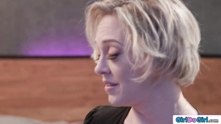 Petite babe attracted to mature roommate