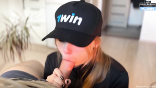 Девка сосёт