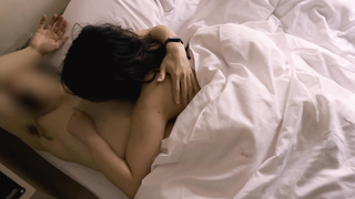 痙攣しすぎて中出し失敗⁉️イキ潮吹いて精子洗い流しちゃう敏感女子大生に生ハメセックス