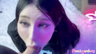 Dybt deep throat fra en sød teenagepige med en ansigtsbehandling