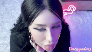 Dybt deep throat fra en sød teenagepige med en ansigtsbehandling