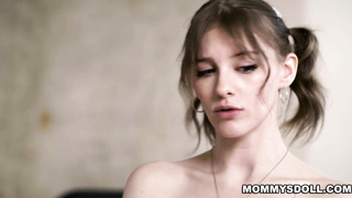 Stepdaughter flaunts her naked body to her stepmom