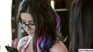 Babe asks stepmom to fuck to detele pics