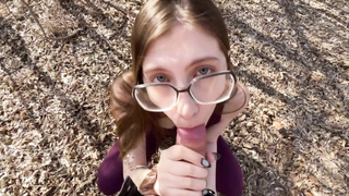 Nymfoman elsker at kneppe lige i skoven - YourSofia