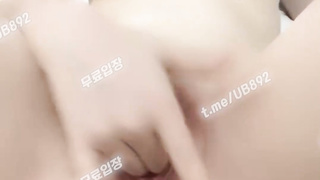 2105 생리중에 자위하는년 애액이 핑크색이네 ㅋㅋ