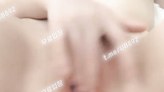 2105 생리중에 자위하는년 애액이 핑크색이네 ㅋㅋ