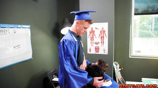 College friends enjoys a threesome fuck sesh