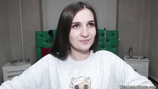 Cute amateur babe solo masturbates on webcam