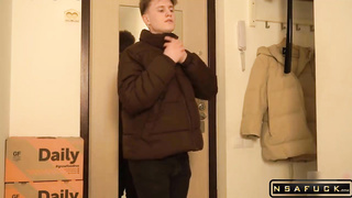 Courier Fucked the Girl in the Shower