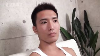 帥氣藍襯衫的帥哥