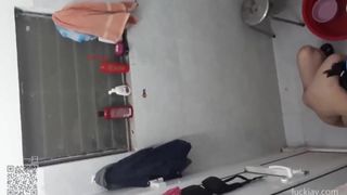 晚上趴透气窗偷窥邻居上大二的眼镜妹奶罩一解一对大奶就弹射出来这对巨乳打奶炮一定很爽.mp4