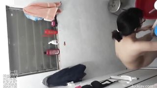 晚上趴透气窗偷窥邻居上大二的眼镜妹奶罩一解一对大奶就弹射出来这对巨乳打奶炮一定很爽.mp4