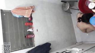 晚上趴透气窗偷窥邻居上大二的眼镜妹奶罩一解一对大奶就弹射出来这对巨乳打奶炮一定很爽.mp4