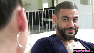 Shemales new boyfiend gave a blowjob