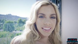 Blonde MILF Riley Anne shows perfect ass