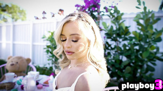 Stunning huge ass teen posed outdoor