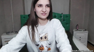 Amateur babe shows ass in leggings on webcam