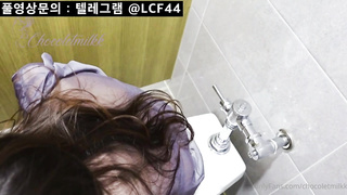 화장실에서 급하게..
