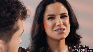 Hot MILF Penny Barber texts the paperboy