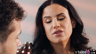 Hot MILF Penny Barber texts the paperboy