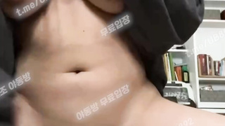 2819 부모님이 거실에 계시다면서 존나게 쑤셔대는 귀여운 스시녀 인스타 라이브 추가