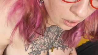 Inked plump mommy toying wet bushy vagina