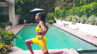 toned babe gets her pussy stretched by bwc